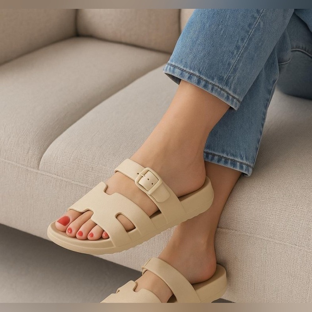 New Wild fable New beige sz.11
cushion slip on adjustable buckle 
Comfort sandal